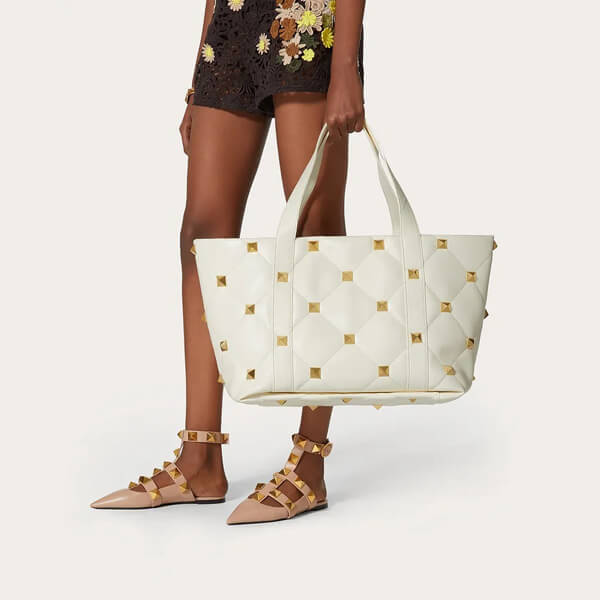 《VALENTINO》新作 ガラヴァーニ ローマンスタッズ トート VW0B0I91BSFW04